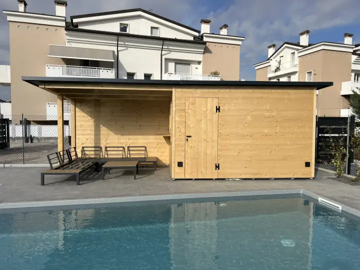 Fronte casetta piscina